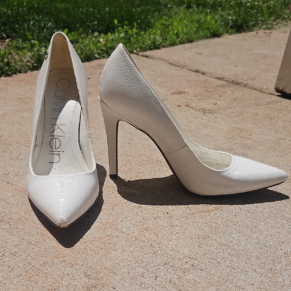 Calvin Klein White Textured Pointed Toe Stiletto Pumps - Size 7.5 (GUC)